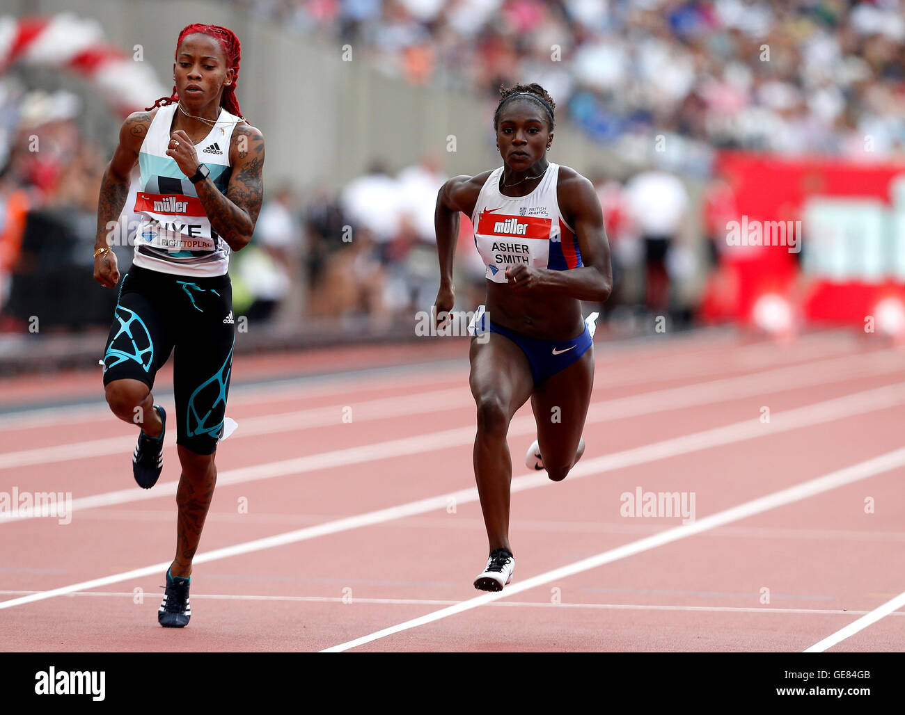 Großbritanniens Dina Asher-Smith (rechts) und Trinidad und Tobago Michelle Lee Ahye (links) bei Hitze 2 Frauen 100m tagsüber zwei Müller-Jubiläumsspiele im Olympiastadion, Queen Elizabeth Olympic Park, London. Stockfoto