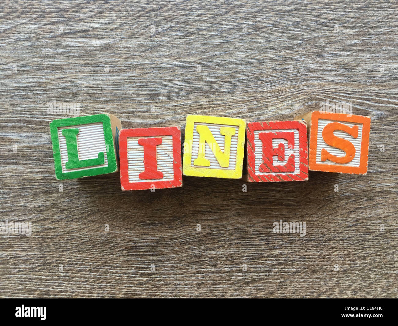Holzblöcke oder hölzerne Würfel Spielzeug mit Alphabet Buchstaben darauf kombiniert miteinander, um das Wort Linien Stockfoto