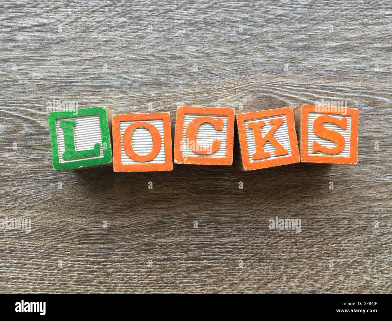 Holzblöcke oder hölzerne Würfel Spielzeug mit Alphabet Buchstaben darauf kombiniert miteinander, um das Wort zu erstellen sperrt Stockfoto