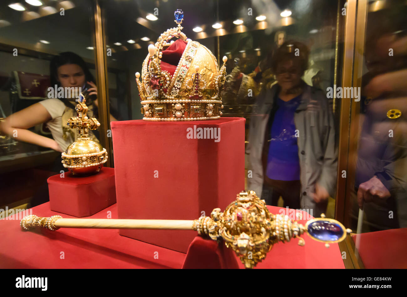 Wien, Wien: Schatzkammer in der Hofburg: Insignien und Gewänder des Kaisertums Österreich: Frau Kaiserkrone zusammen mit sc Stockfoto