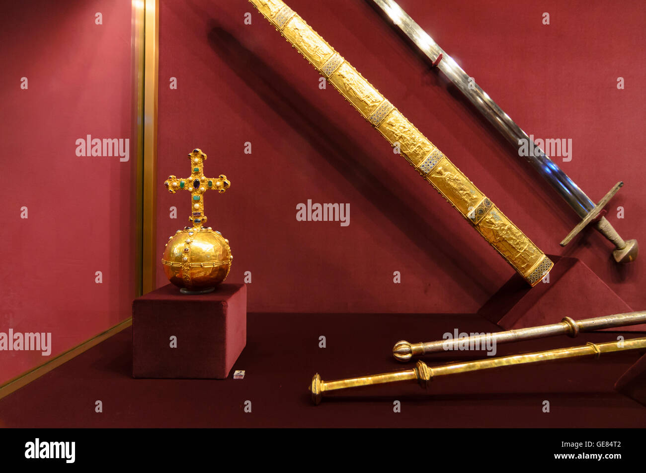 Wien, Wien: Schatzkammer in der Hofburg: Reichskleinodien des Heiligen Römischen Reiches: Orb und kaiserlichen Schwert, Österreich, Wien, 01. Stockfoto