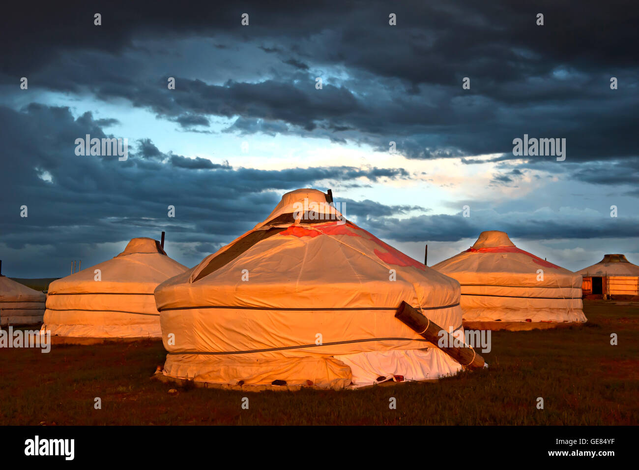 Gers oder Jurten des Lagers Khatan Ugii Tourist bei Sonnenuntergang am See Ögij Nuur, Mongolei Stockfoto