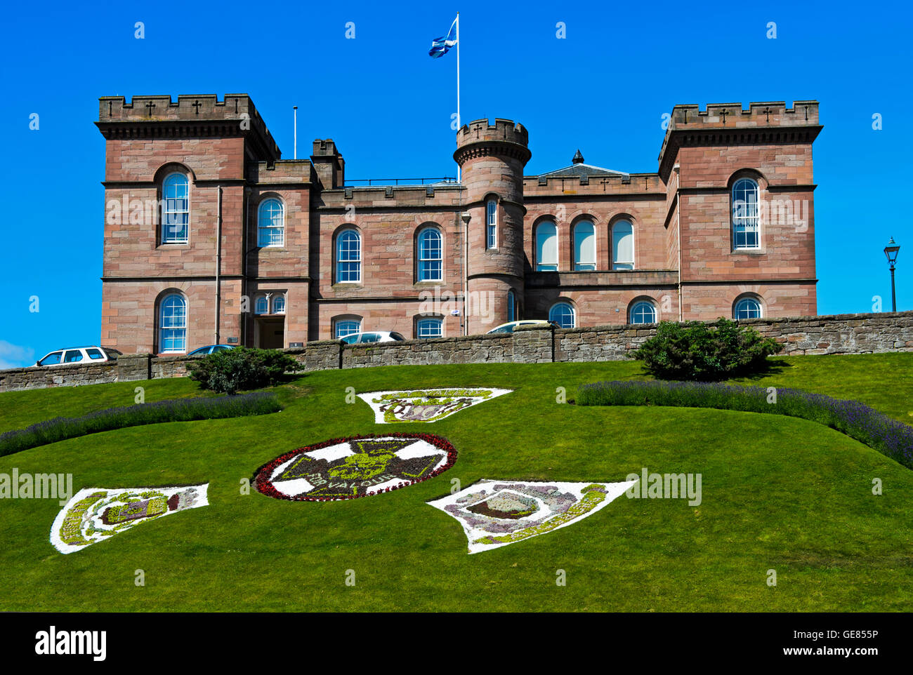 Inverness Castle mit der Victoria-Kreuz-Krieg-Medaille als Blumenuhr, Inverness, Schottland, Großbritannien Stockfoto