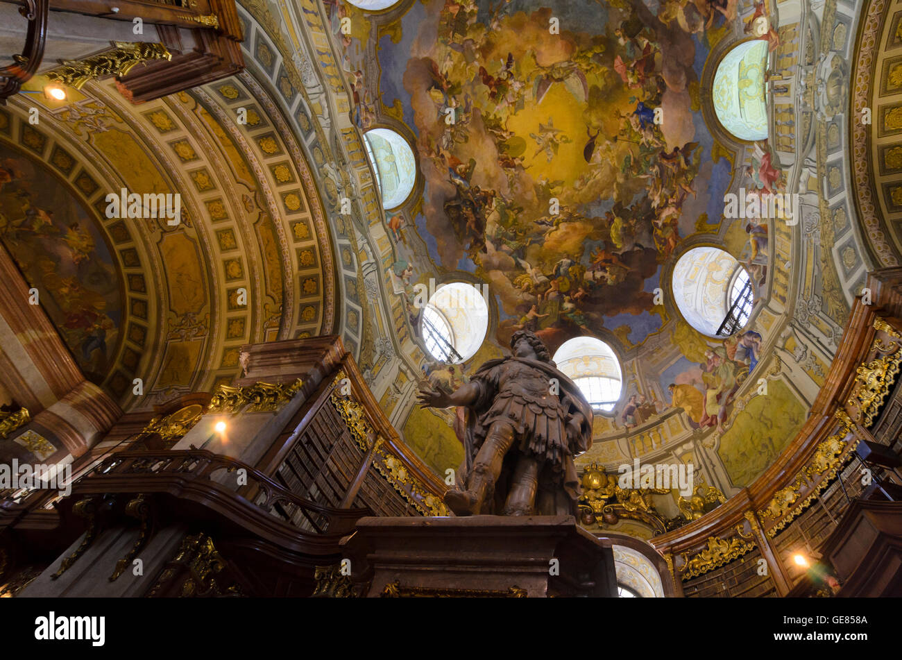 Wien, Wien: Prunksaal der Österreichischen Nationalbibliothek: Oval Medium mit Marmorstatue des Kaisers Charles VI., Österreich, Wie Stockfoto