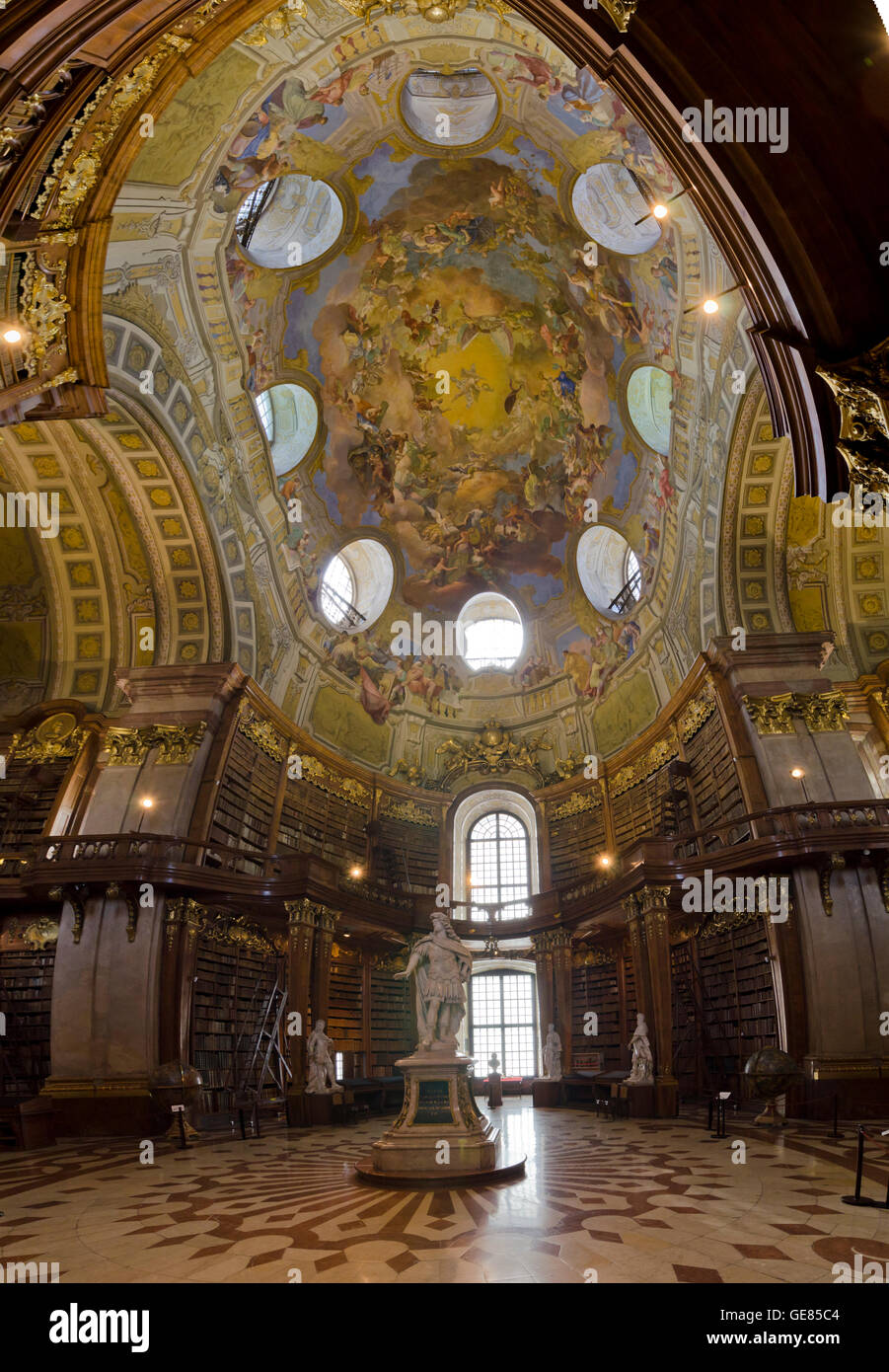 Wien, Wien: Prunksaal der Österreichischen Nationalbibliothek: Oval Medium mit Marmorstatue des Kaisers Charles VI., Österreich, Wie Stockfoto