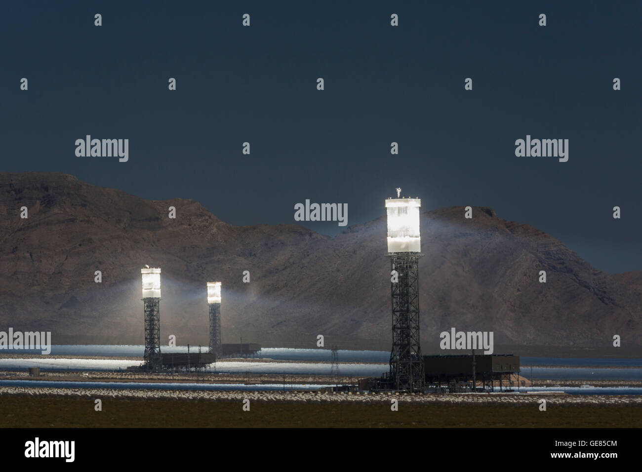 NRG Energy Ivanpah Solar Project, ein solar thermische elektrische Erzeugungsanlage in der Mojave-Wüste. Stockfoto