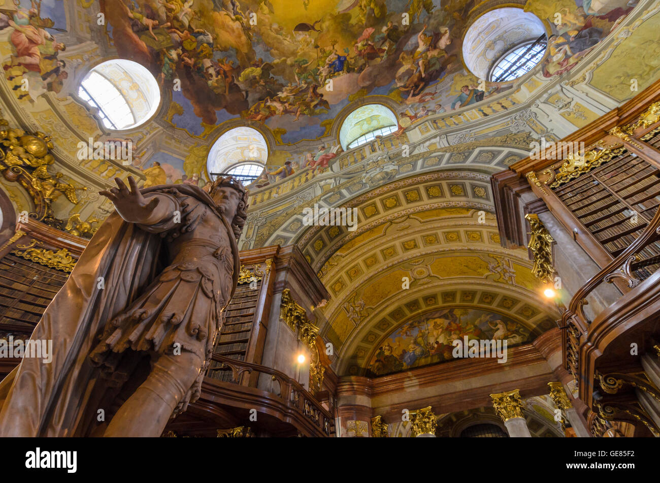 Wien, Wien: Prunksaal der Österreichischen Nationalbibliothek: Oval Medium mit Marmorstatue des Kaisers Charles VI., Österreich, Wie Stockfoto