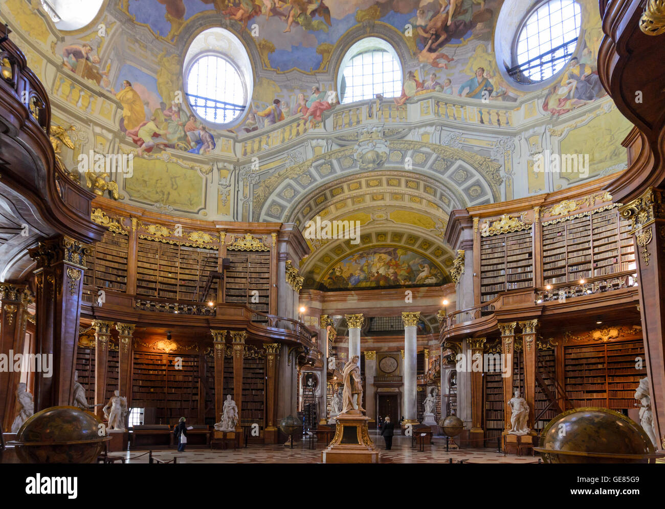 Wien, Wien: Prunksaal der Österreichischen Nationalbibliothek: Oval Medium mit Marmorstatue des Kaisers Charles VI., Österreich, Wie Stockfoto