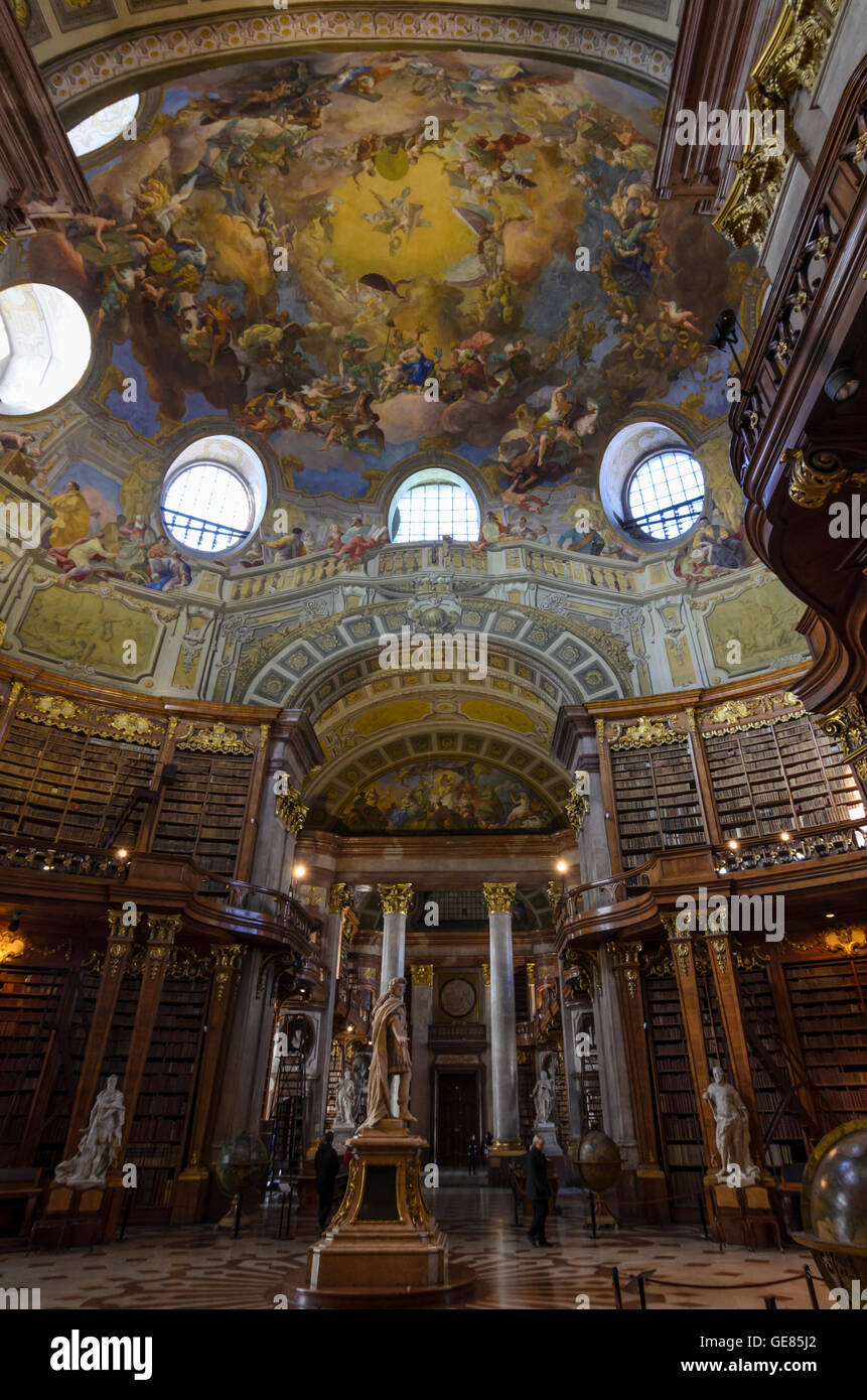 Wien, Wien: Prunksaal der Österreichischen Nationalbibliothek: Oval Medium mit Marmorstatue des Kaisers Charles VI., Österreich, Wie Stockfoto