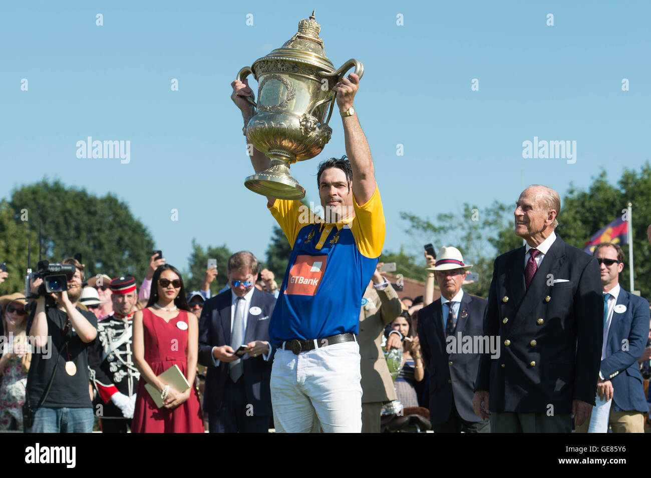 Der Duke of Edinburgh (rechts) präsentiert die Royal Salute Coronation Cup GT Bank Commonwealth-Team-Kapitän Frederick Mannix, der England im Guards Polo Club in Surrey heute zu schlagen. Stockfoto