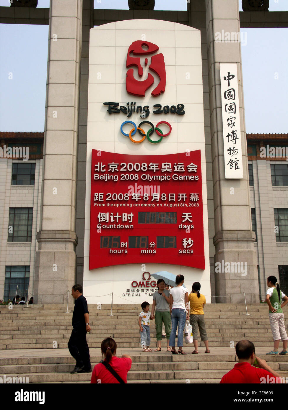 Eine elektronische Uhr zählt die Zeit bis zur Eröffnung der 2008 Olympische Spiele Peking, China. Stockfoto