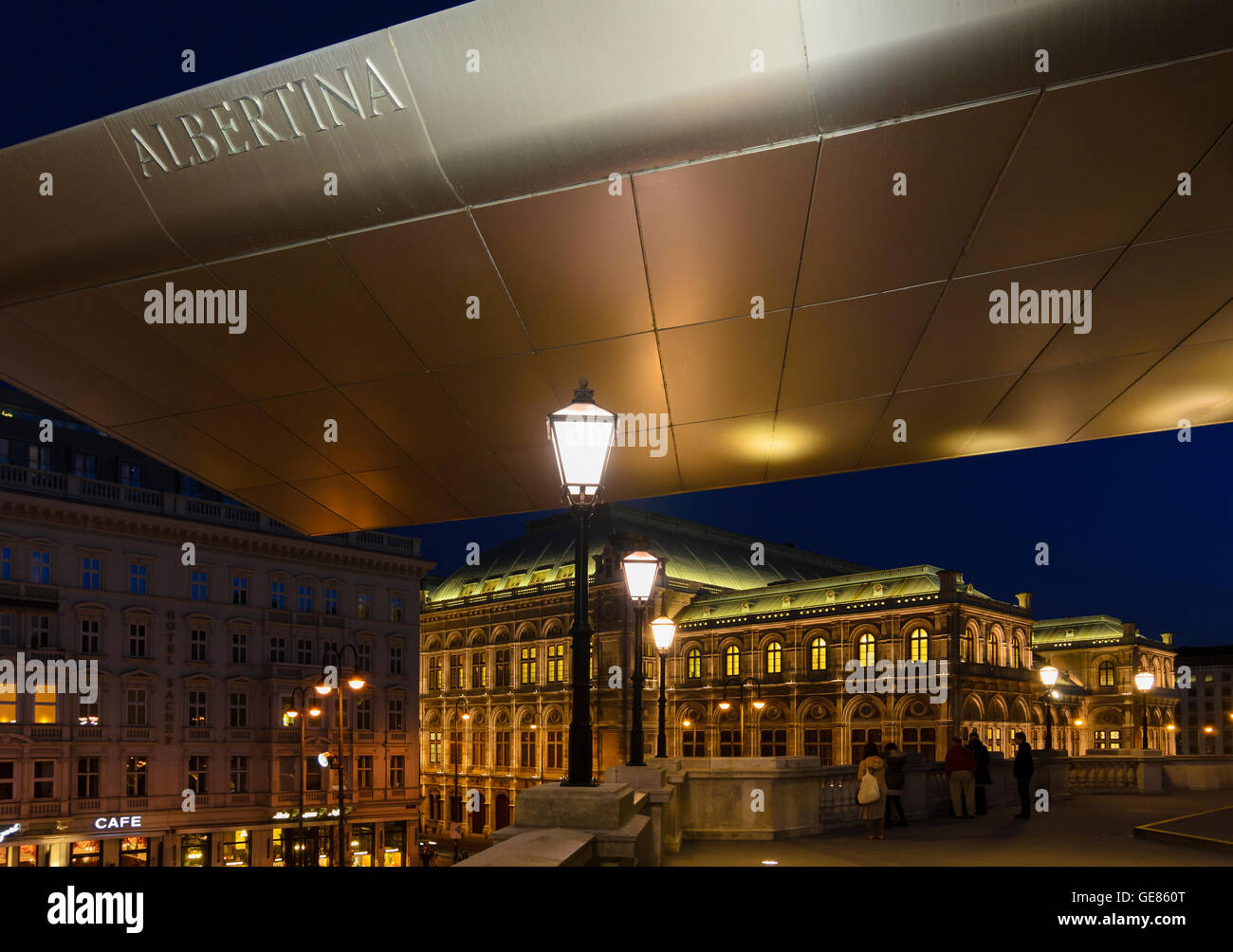 Wien, Wien: Albertina mit der markanten pent Dach genannt "Soravia Wing" von Hans Hollein, Blick auf die Oper, Österreich, Wien, Stockfoto