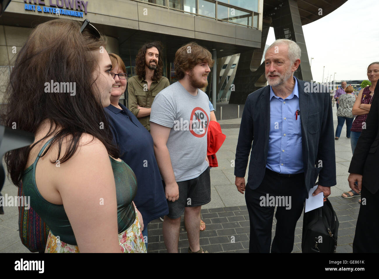 Labour-Chef Jeremy Corbyn spricht mit Anhänger wie er die Veröffentlichung seiner Kampagne verlässt, die Parteiführung in Manchester zu behalten. Stockfoto
