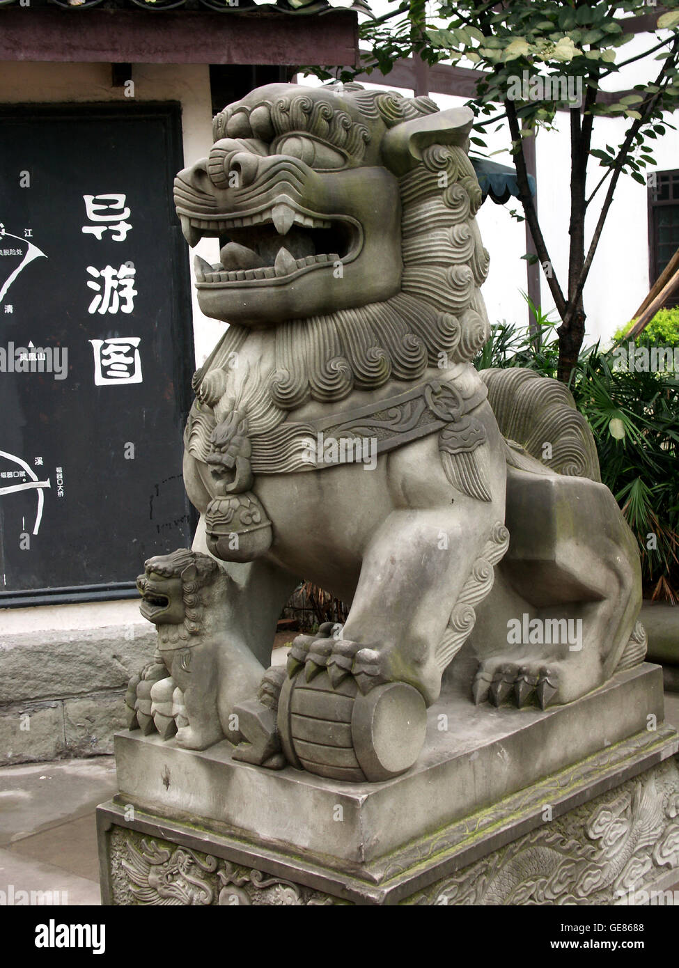Stein-Löwen in Ausflügen die antike Stadt mit vielen Gebäuden, die 700 Jahre zurück. China Stockfoto