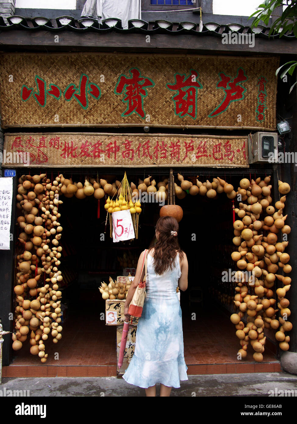 Verkauf von traditionellen Musikinstrumenten gemacht von Kalebassen in Ausflügen die antike Stadt, Chongqing, China zu speichern. Stockfoto