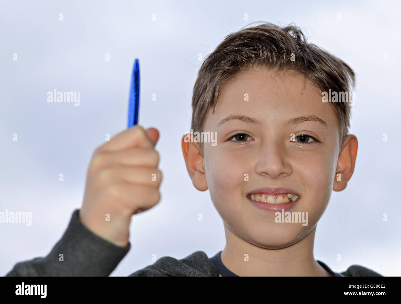 Glücklich und intelligente junge hält einen Stift in der hand Stockfoto