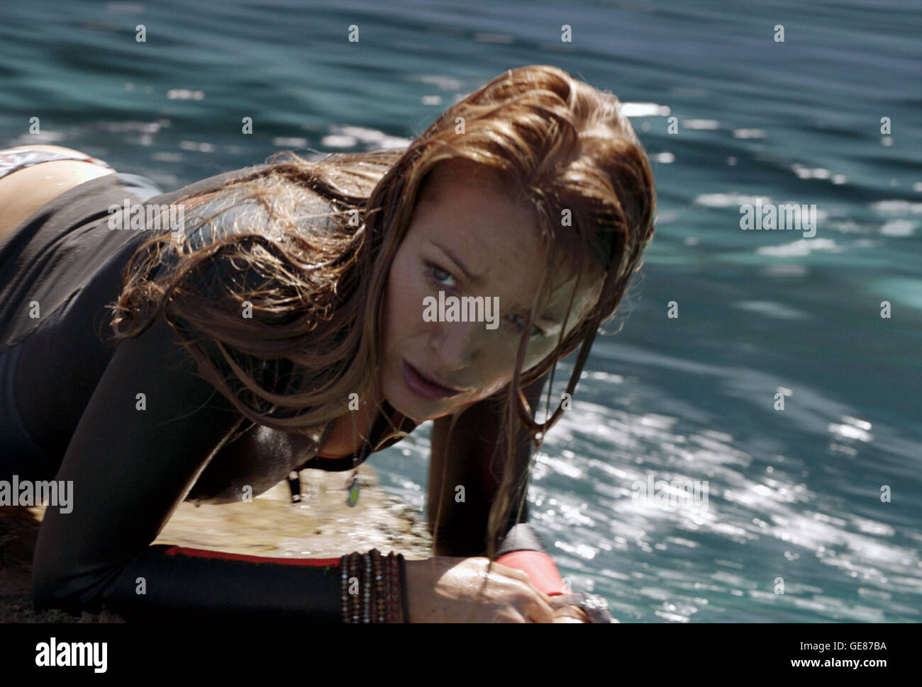 Die Untiefen ist eine 2016 amerikanischen Survival-Horror-Thriller-Film unter der Regie von Jaume Collet-Serra, geschrieben von Anthony Jaswinski und mit Blake Lively. In dem Film ein Surfer bekommt 200 Yards von der Küste gestrandet und muss ihr Verstand und ihre Entschlossenheit verwenden, um einen großen weißen Hai-Angriff zu überleben.  Dieses Foto ist nur zu redaktionellen Zwecken und unterliegen dem Copyright von der Filmgesellschaft und/oder der Fotograf von dem Film oder der Firma zugeordnet und kann nur durch Veröffentlichungen im Zusammenhang mit der Förderung der oben genannten Film reproduziert werden. Eine obligatorische Gutschrift auf die Filmgesellschaft ist erforderlich. Das Foto Stockfoto