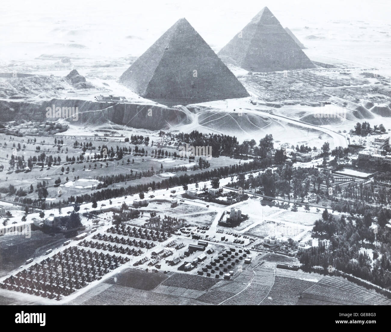 Vintage Foto, Camp Huckstep und die großen Pyramiden, Ägypten, Zweiter Weltkrieg, 1944 Stockfoto