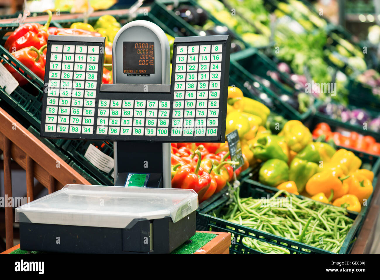 Waage für Obst und Gemüse im Supermarkt Stockfotografie - Alamy