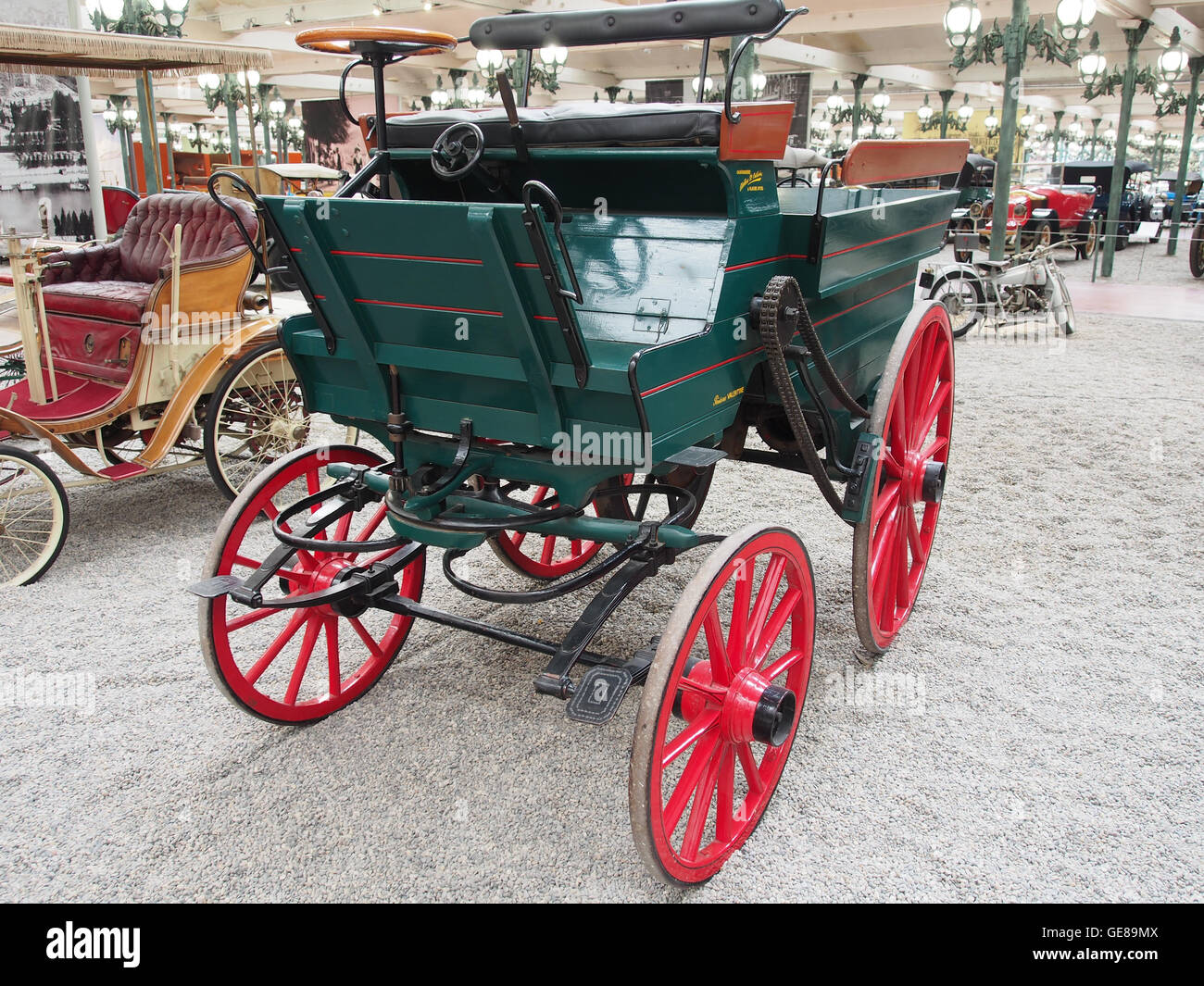 Der Delamare-Debouteville et Maladin 1884 ist ein französisches Auto mit 8-cv-Motor, das Geschwindigkeiten zwischen 8 und 10 km/h erreicht Es wird als Teil der Sammlung im Musée Maurice Dufresne ausgestellt und zeigt frühe Automobiltechnik. Stockfoto