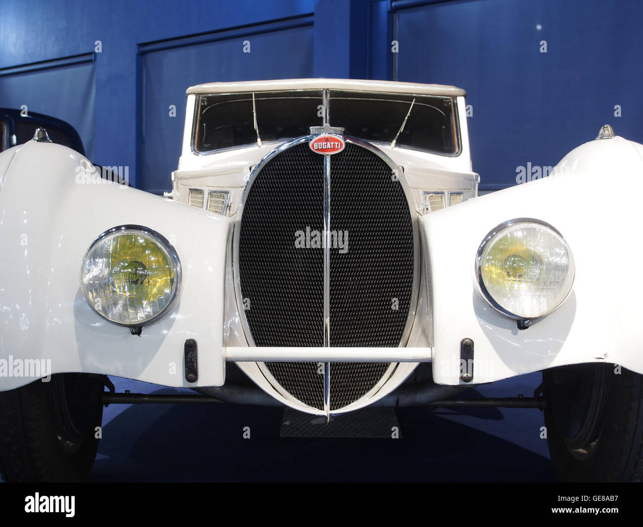 Der 1938 Bugatti Cabriolet Typ 57SC, ein klassischer französischer Luxuswagen mit 8-Zylinder-Motor und 210 PS. Dieses Cabriolet erreichte Geschwindigkeiten von bis zu 215 km/h und verkörperte damit die Eleganz der Automobilindustrie aus der Vorkriegszeit. Stockfoto