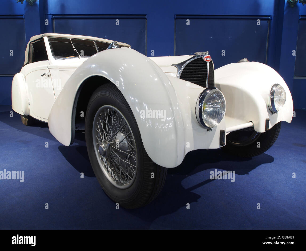 Der 1938 Bugatti Cabriolet Typ 57SC ist ein luxuriöser Cabriolet, der mit einem 8-Zylinder-Motor angetrieben wird. Er ist bekannt für seine exquisite Handwerkskunst und die Geschwindigkeit von 215 km/h, ein Meisterwerk des Automobildesigns vor dem Zweiten Weltkrieg. Stockfoto