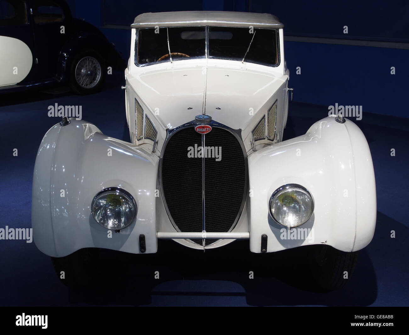 1938 Bugatti Cabriolet Typ 57SC, ein luxuriöses 8-Zylinder-Fahrzeug mit 210 PS, 3257 ccm Motor und einer Höchstgeschwindigkeit von 215 km/h, ein Paradebeispiel für die französische Automobilvorstellung Stockfoto