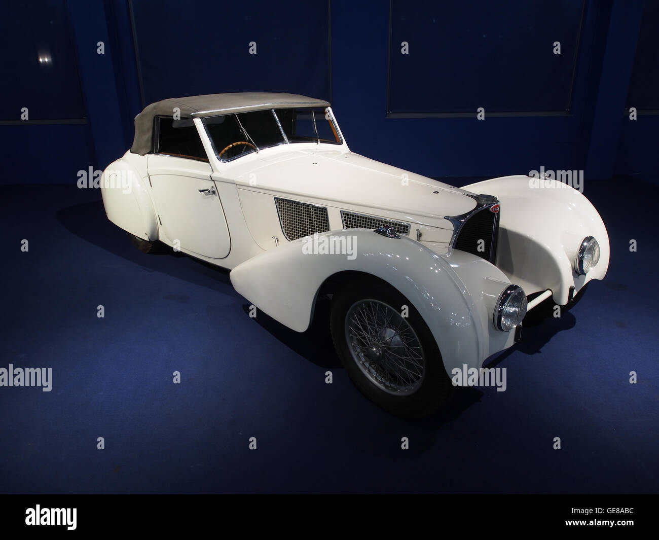 Der 1938 Bugatti Cabriolet Typ 57SC, ein klassischer französischer Luxuswagen mit 8-Zylinder-Motor, 210 PS und einer Höchstgeschwindigkeit von 215 km/h Der Typ 57SC ist bekannt für sein elegantes Design und seine starke Leistung und ist ein begehrtes Sammlerfahrzeug. Stockfoto