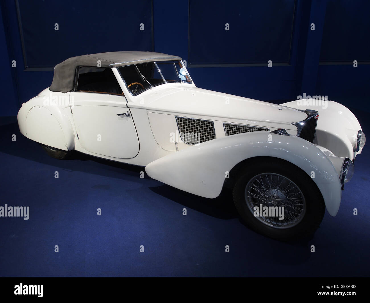 Der 1938 Bugatti Cabriolet Typ 57SC, ein klassischer Sportwagen mit 8-Zylinder-Motor und 210 PS. Mit Geschwindigkeiten von bis zu 215 km/h ist dieses Fahrzeug eines der begehrtesten Vorkriegsmodelle von Bugatti. Stockfoto