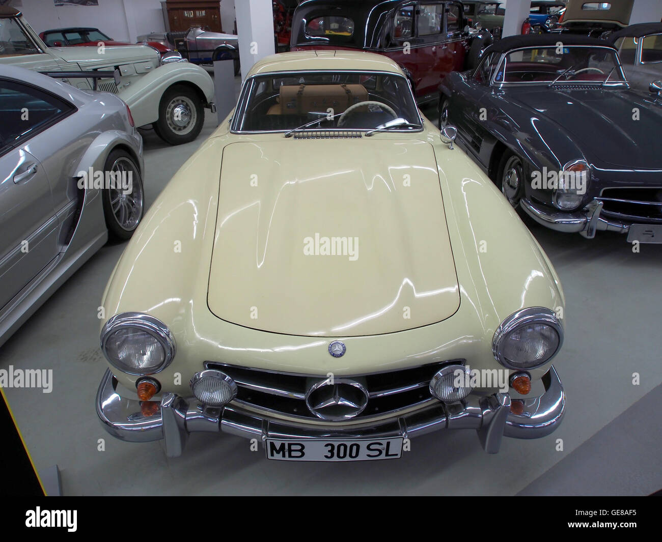 Der 1955er Mercedes-Benz 300 SL (W198), bekannt für seinen 215 PS starken 3000 ccm Motor und die Höchstgeschwindigkeit von 250 km/h, ist ein legendärer Sportwagen. Stockfoto