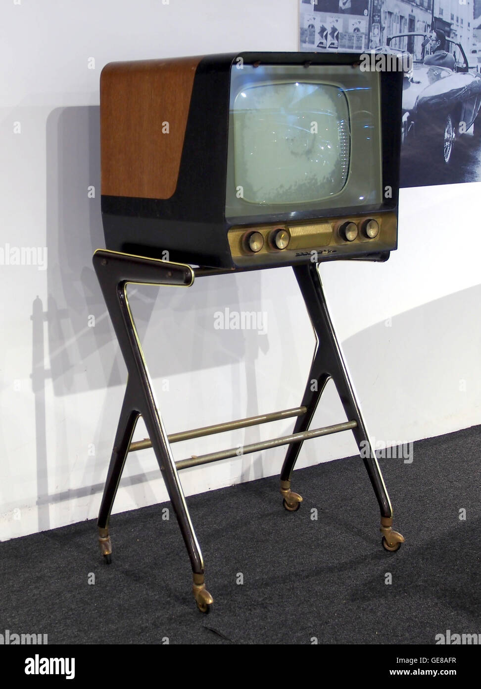 Der 1957 von Philippe Charbonneaux entworfene Téléviseur ist ein Vintage-Fernsehgerät, das die Design-Ästhetik und technologischen Innovationen der Mitte des 20. Jahrhunderts widerspiegelt und damit den Vorstoß der Ära hin zu stilvolleren und funktionelleren Unterhaltungselektronik repräsentiert. Stockfoto