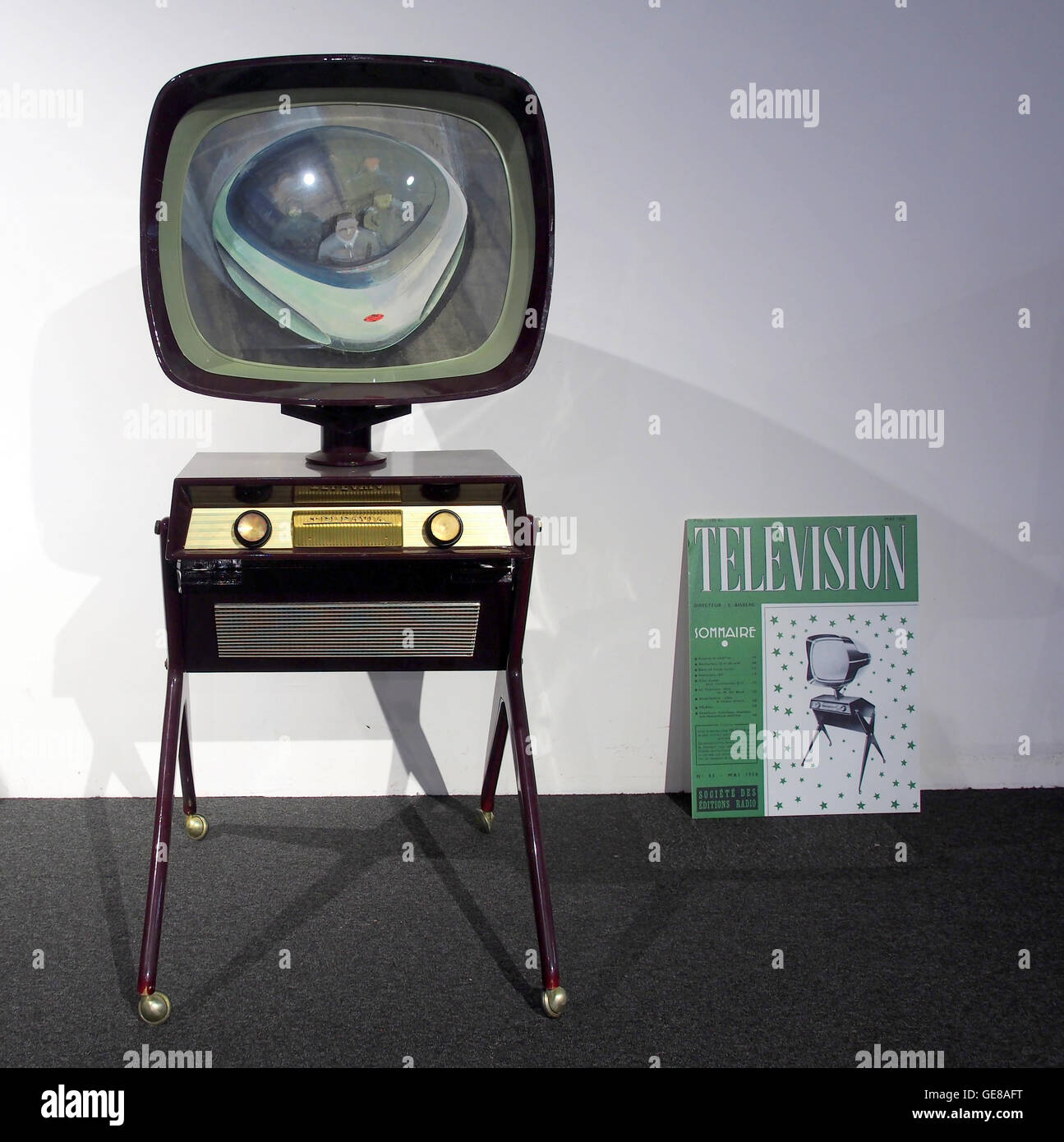 1957 Téléviseur TELEAVIA, ein von Philippe Charbonneaux entworfenes Vintage-Fernsehgerät, das das französische Design der Unterhaltungselektronik aus der Mitte des 20. Jahrhunderts widerspiegelt. Stockfoto