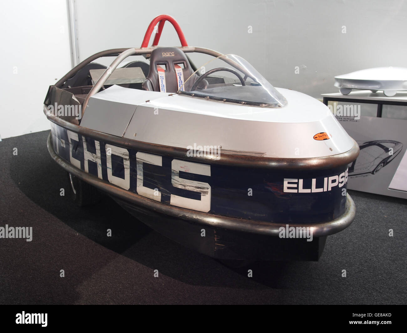 Der 1994 Ellipsis Prototyp No4 ist ein bahnbrechendes Konzeptfahrzeug, das die Grenzen von Automobildesign und -Technologie überwindet. Dieser Prototyp ist bekannt für seine innovativen Funktionen und seine futuristische Ästhetik und symbolisiert die bahnbrechende Technik der Zeit. Stockfoto Der 1994 Ellipsis Prototyp No4 ist ein bahnbrechendes Konzeptfahrzeug, das die Grenzen von Automobildesign und -Technologie überwindet. Dieser Prototyp ist bekannt für seine innovativen Funktionen und seine futuristische Ästhetik und symbolisiert die bahnbrechende Technik der Zeit. Stockfoto