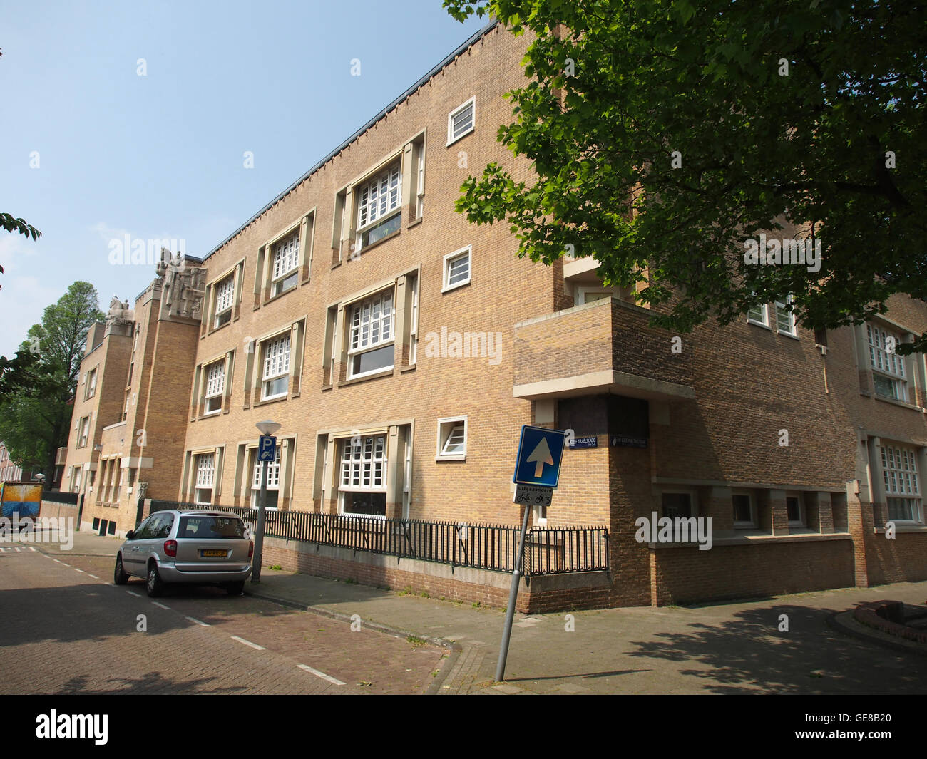 Die Berlage Lyceumop in Amsterdam ist ein architektonisches Beispiel für den Entwurf des 20. Jahrhunderts, der vom niederländischen Architekten Hendrik Petrus Berlage beeinflusst wurde. Bekannt für seine Einfachheit und seinen funktionalen Stil, ist dieses Bildungsgebäude ein Zeugnis der fortschrittlichen Architektur seiner Zeit und verbindet Form mit Funktion in einem modernistischen Ansatz. Stockfoto