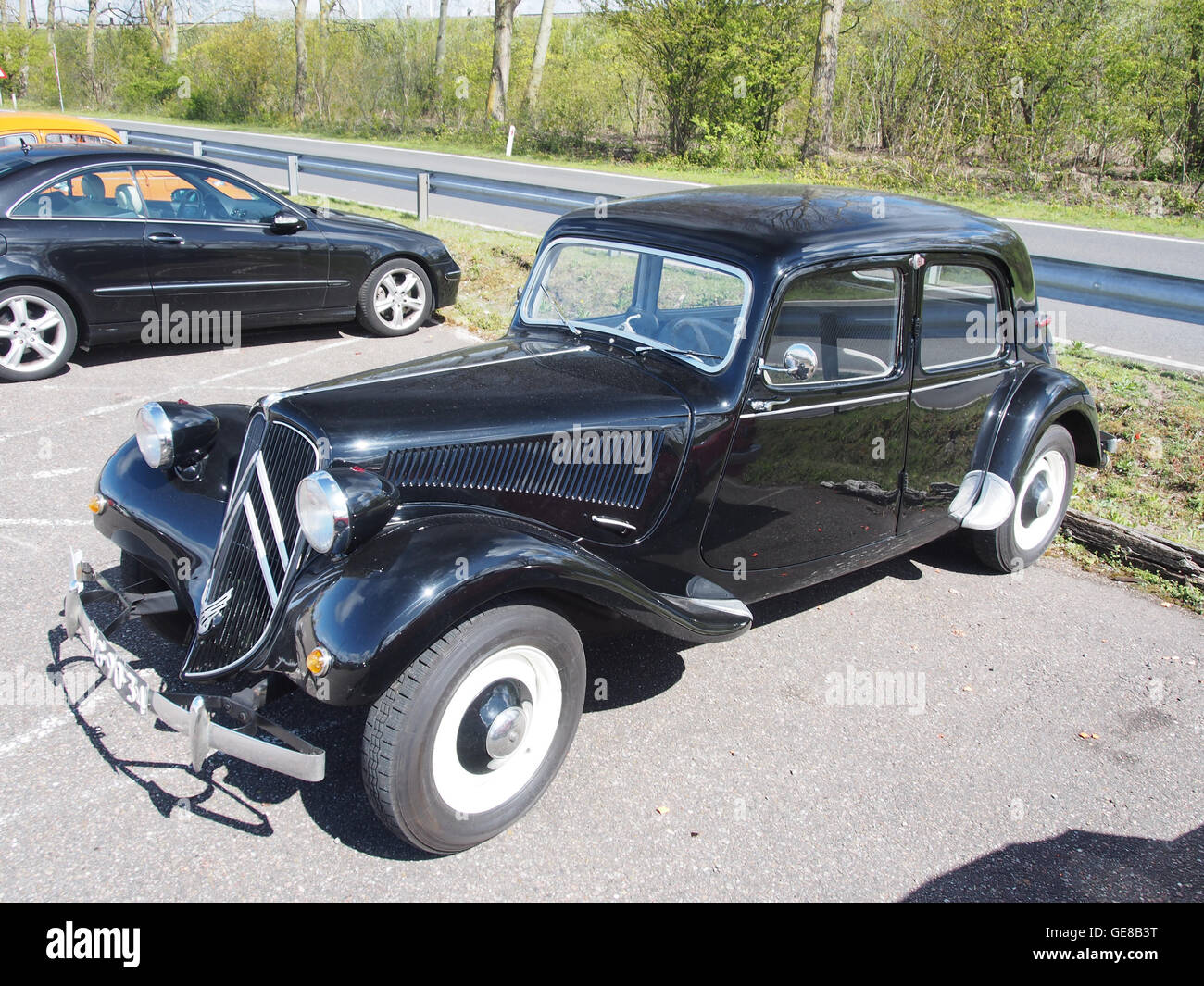 Ein 1956 Citroen 11 Sport, ein schwarzes Automobil, in einem Foto. Stockfoto