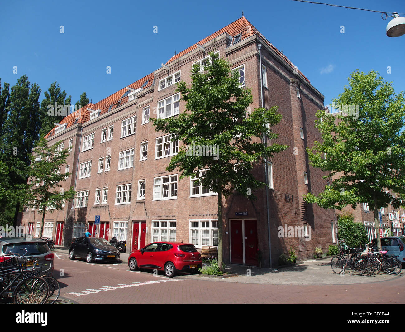 Dieses Foto zeigt eine Straßenecke in Blok 1 an der Kreuzung von Polanenstraat und Knollendamstraat. Das Bild zeigt Stadtentwicklung und Wohnarchitektur in einem modernen Stadtumfeld. Stockfoto