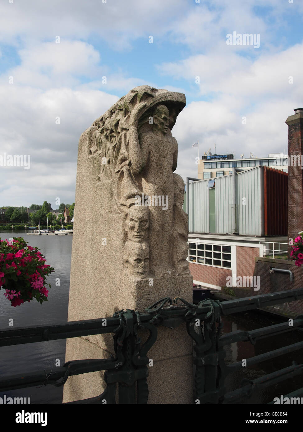 Dieses Foto zeigt die Boerenweteringbrug (Brücke 406), ein wichtiges Infrastrukturmerkmal in den Niederlanden. Sie unterstreicht die architektonische Gestaltung der Brücke und ihre Rolle im Nahverkehr. Stockfoto