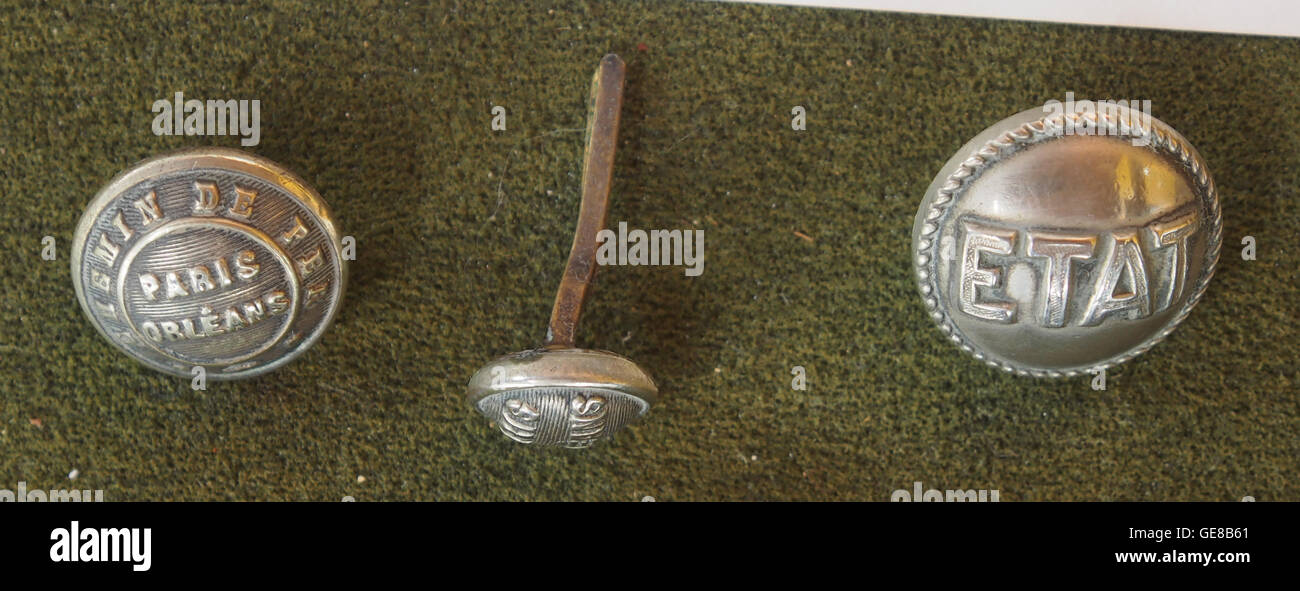 Dieser historische Uniformknopf gehört der französischen Einheit "Ressau". Der Knopf zeigt die Designelemente und Insignien, die während seiner Dienstzeit verwendet wurden, und gibt einen Einblick in die französischen Uniformstile der damaligen Zeit. Stockfoto