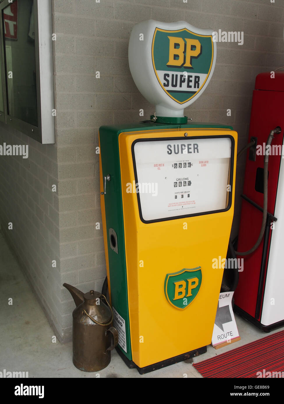 Dieses Bild zeigt eine BP-Benzinpumpe im Museum für Nostalgie und Technologie. Das Museum zeigt historische Technologien, darunter auch alte Benzinpumpen, die einen Einblick in die Anfänge der Erdölindustrie und ihre Entwicklung im 20. Jahrhundert bieten. Stockfoto