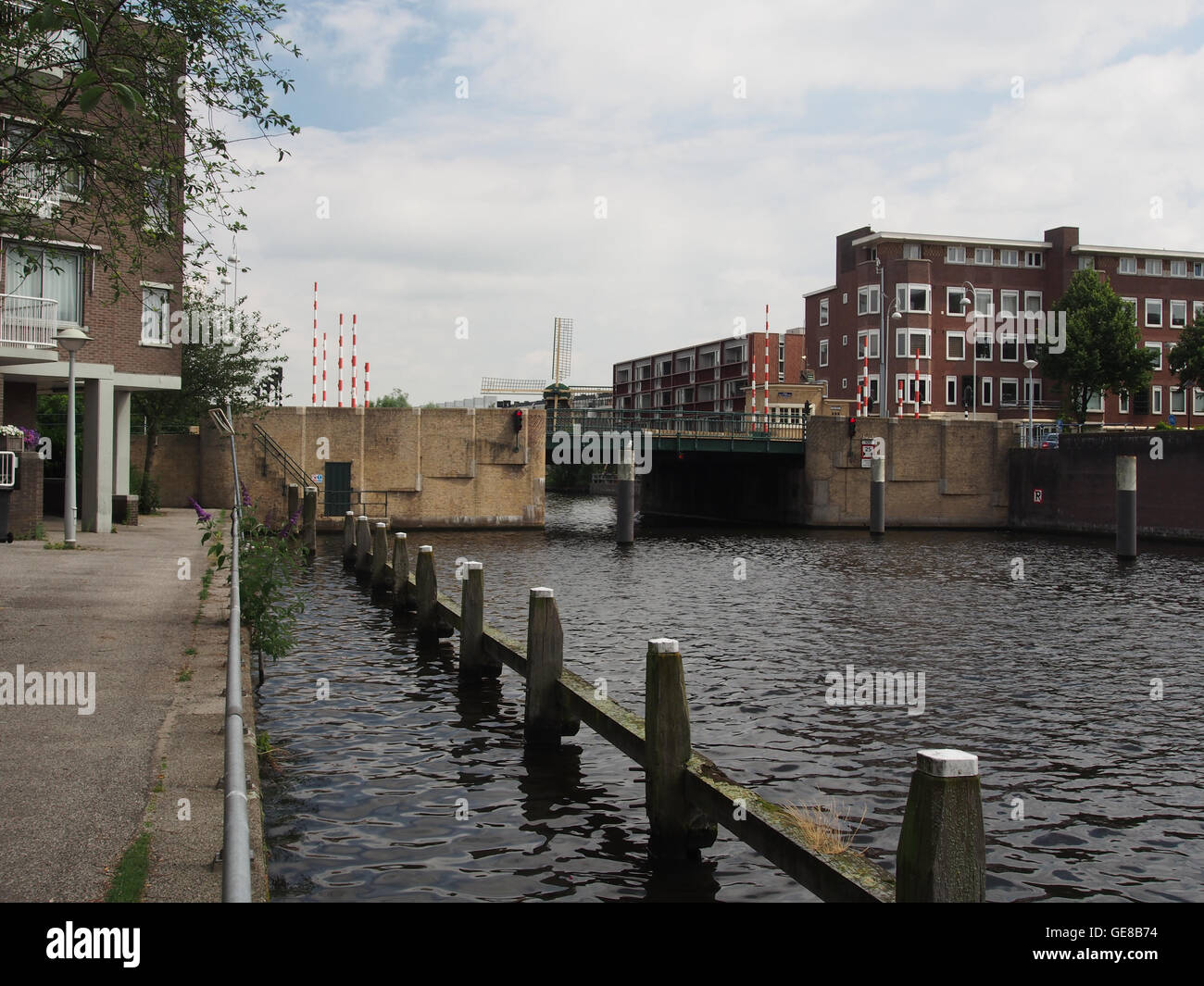 Dieses Foto zeigt die Beltbrug (Brücke 324), eine wichtige Infrastruktur in den Niederlanden. Die Brücke zeichnet sich durch ihre technische Konstruktion und ihre Rolle bei der Erleichterung des Transports in der Region aus. Stockfoto