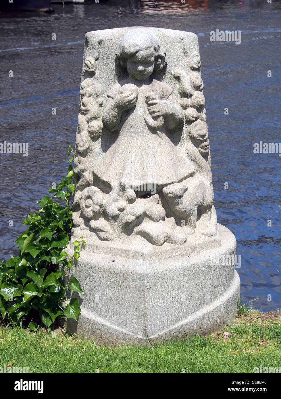 Dieses Bild zeigt die Hildo Kropbrug und Kinderbrug in Muzenplein, Belgien, und zeigt die einzigartigen architektonischen Merkmale und die historische Bedeutung dieser Brücken in der Region. Stockfoto