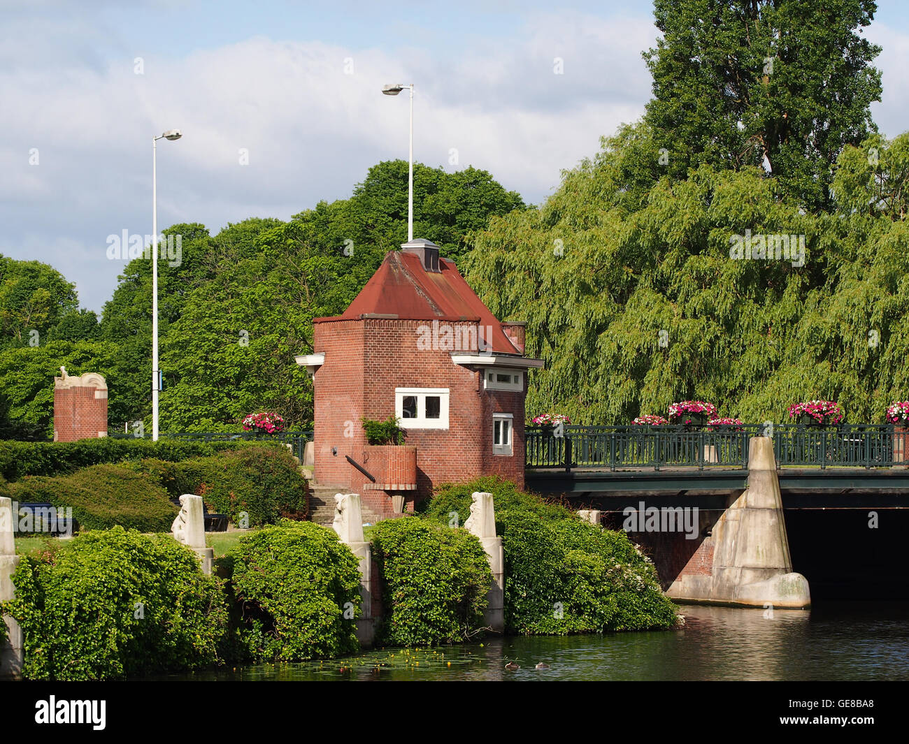 Ein Bild, das den Hildo Kropbrug in Brügge zeigt, ein wichtiges architektonisches Merkmal in der historischen Stadt Brügge, Belgien. Stockfoto