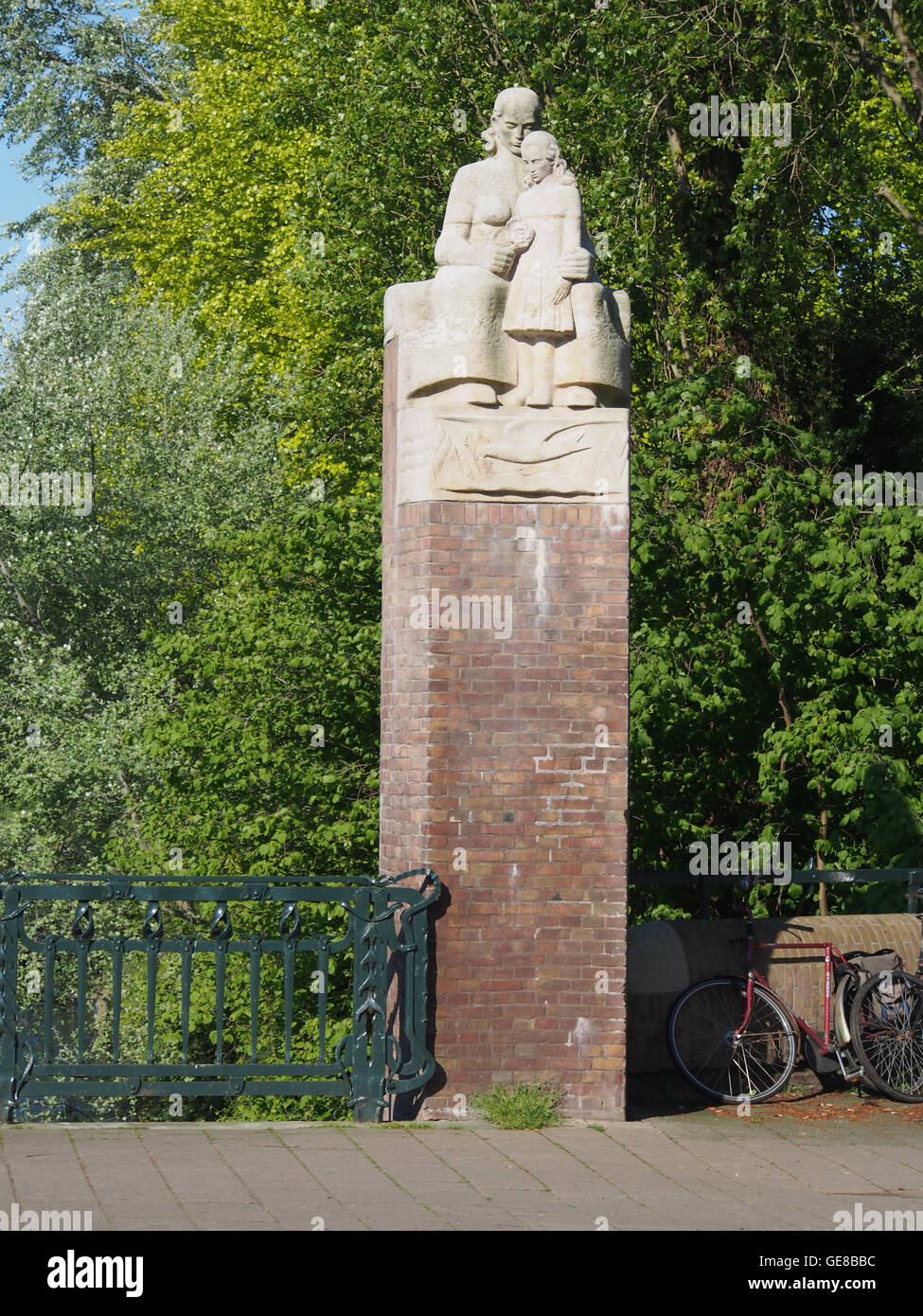 Das Bild zeigt Brug Nr. 410, den Lyceumbrug, der sich über den Noorder Amstelkanaal in Amsterdam erstreckt. Die Brücke ist ein wichtiges architektonisches Merkmal der Stadt und dient als wichtige Verbindung zwischen den beiden Stadtteilen von Amsterdam. Stockfoto