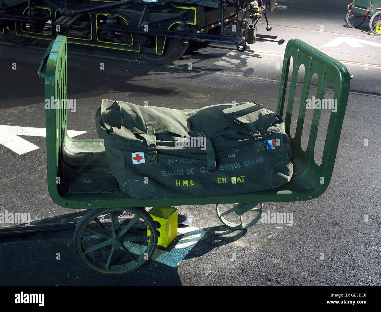 Das Bild mit dem Titel „Cart CIT, du Train Photo 2“ fängt einen Moment der Geschichte des Verkehrs ein und zeigt wahrscheinlich einen Wagen oder ein Zugsystem aus einer früheren Periode, das die Entwicklung der Transportmethoden widerspiegelt. Stockfoto