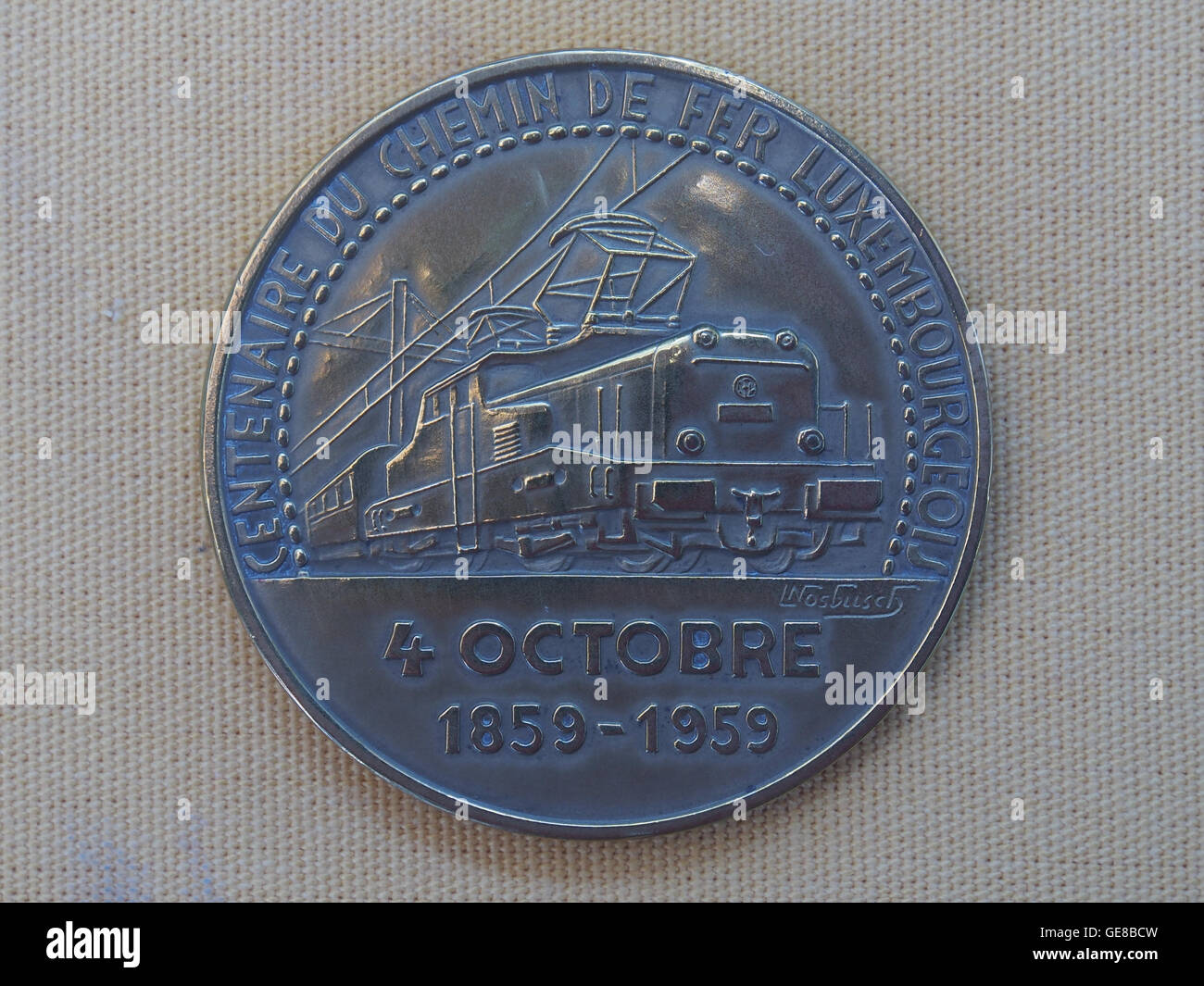 Diese Gedenkmünze feiert das 100-jährige Bestehen der Luxemburger Eisenbahn, die 100 Jahre des Eisenbahnsystems des Landes feiert. Das Design würdigt Luxemburgs bedeutenden Beitrag zur europäischen Verkehrsgeschichte. Stockfoto