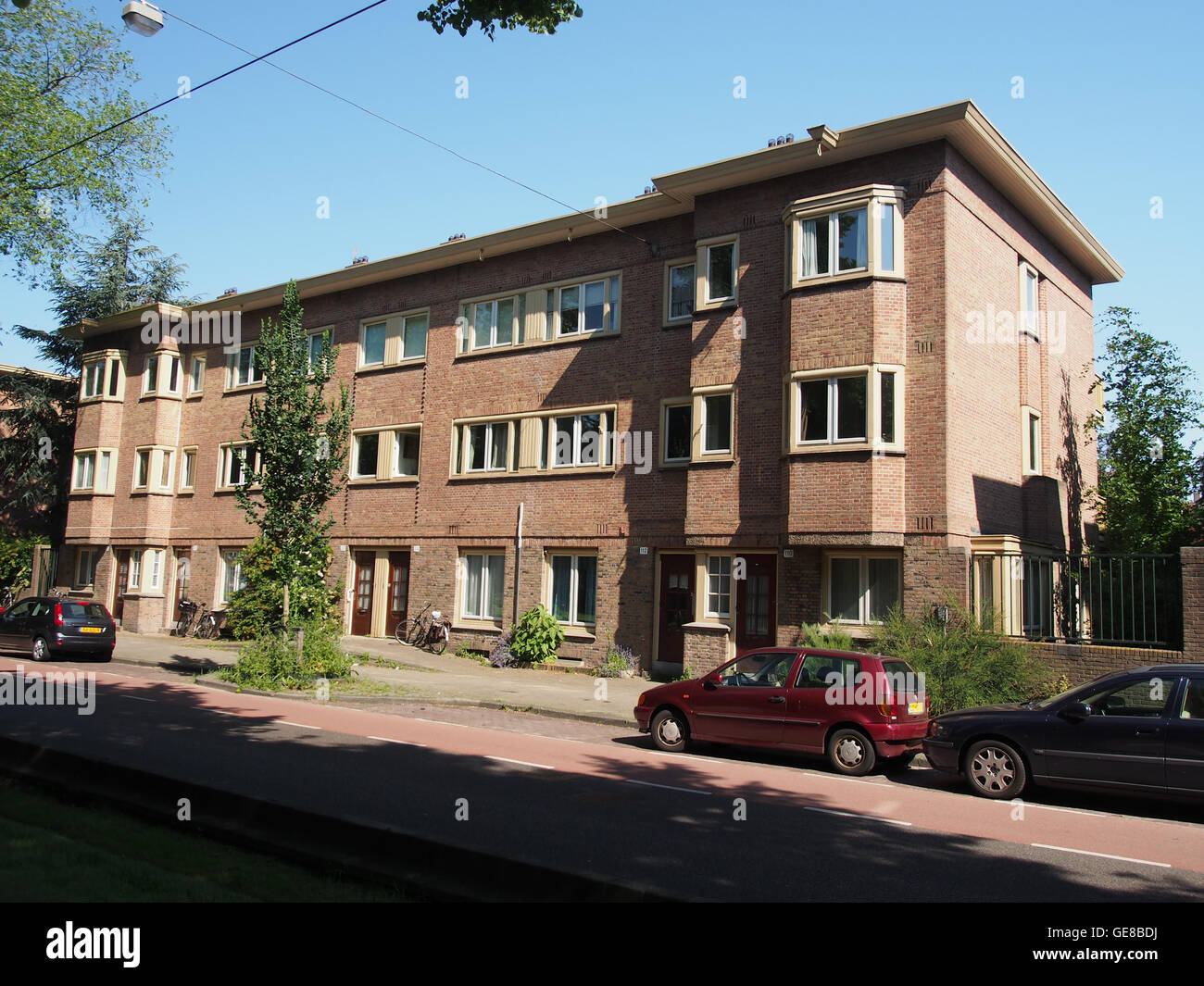 Dieses Foto zeigt den Straßenblick von Churchilllaan 110-120, der den architektonischen Stil der Gebäude in der Gegend feststellt. Das Bild bietet einen klaren Blick auf die städtische Landschaft und das typische Design der Mitte des 20. Jahrhunderts. Stockfoto