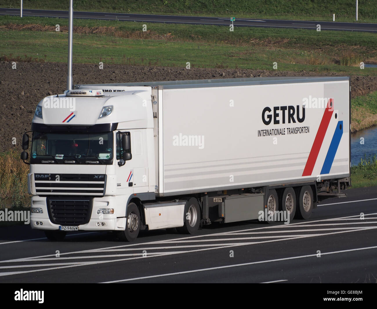 Der DAF XF, im Besitz von GERTRU Internationale Transporten, ist ein bekannter Schwerlastwagen, der für seine Zuverlässigkeit und Effizienz in Logistik und Transport bekannt ist. Der Lkw steht für moderne Transporttechnik für den weltweiten Güterverkehr. Stockfoto