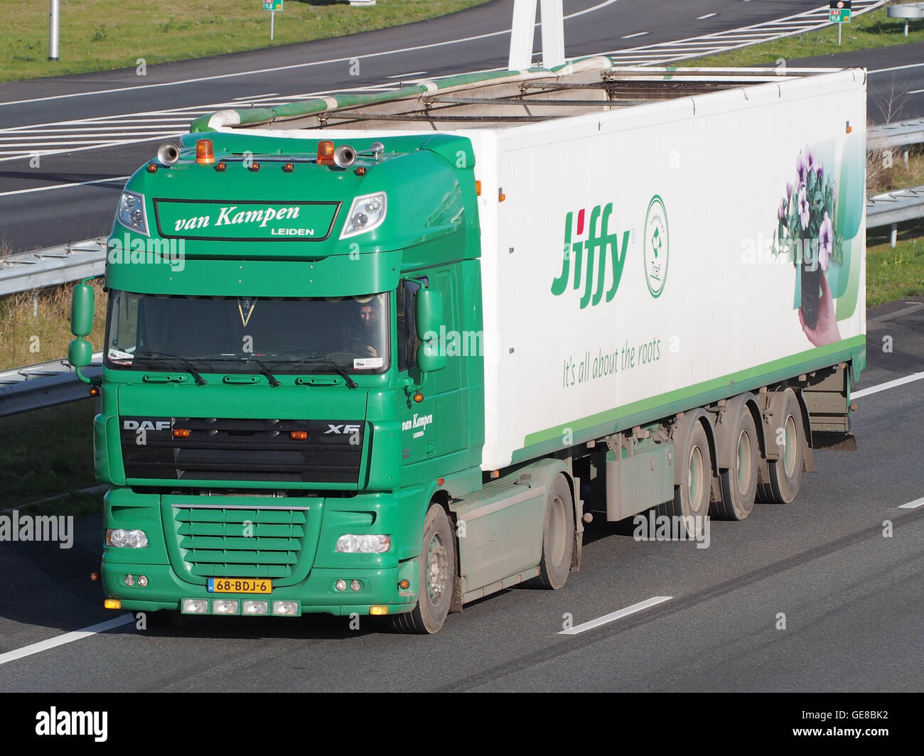 Das DAF XF-Lkw-Modell, das mit dem Jiffy-Lieferunternehmen in Verbindung steht, ist hier abgebildet. Es hat seinen Sitz in Van Kampen, Leiden, das für seine Logistikeffizienz und Transportdienste bekannt ist. Stockfoto