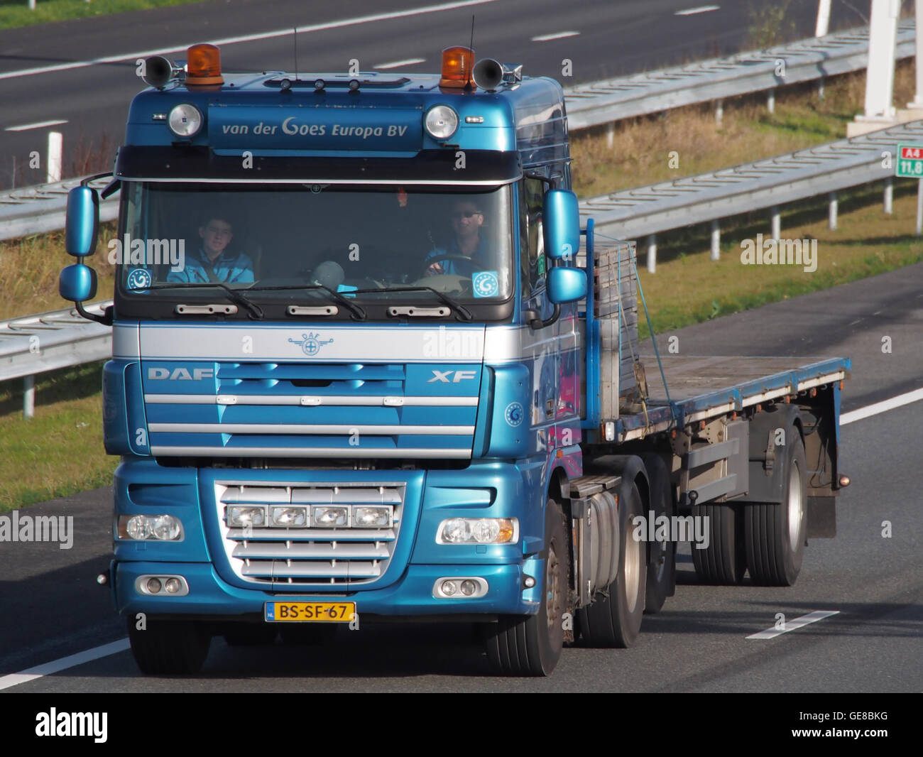 Der DAF XF ist ein Lkw-Modell, das von van der goed Europa bv, einem Logistik- und Transportunternehmen, betrieben wird. Dieses Fahrzeug wird für den Langstreckenverkehr in ganz Europa eingesetzt und bietet zuverlässige Frachtzustelldienste. Stockfoto