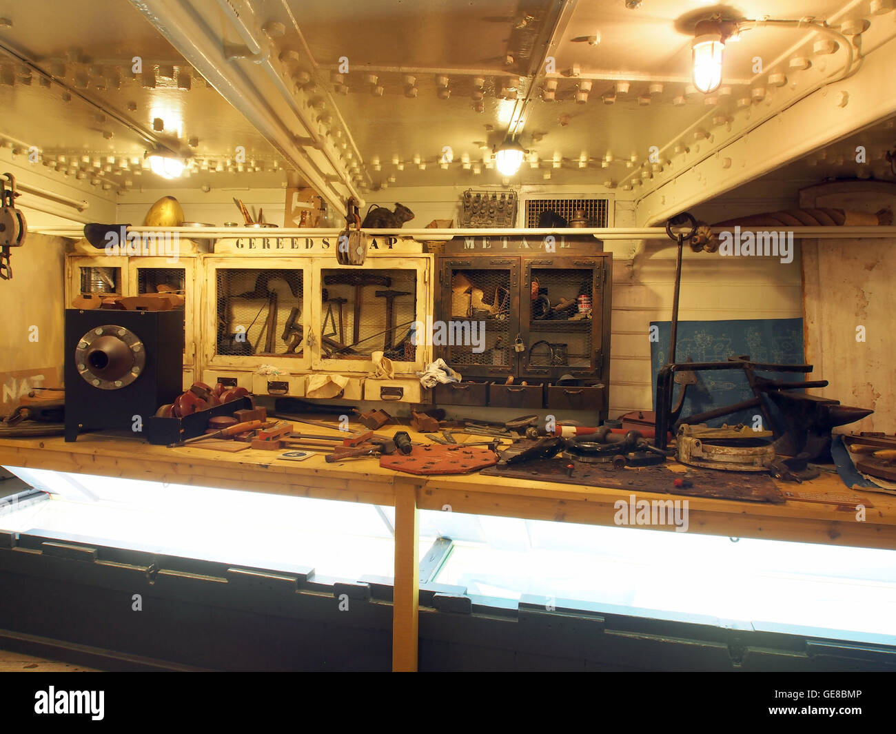 Ein historisches Bild von *de Buffel*, einem antiken niederländischen Werkzeug, das Teil früherer landwirtschaftlicher Praktiken war. Das Werkzeug repräsentiert handwerkliches Können und die Anfänge der industriellen Landwirtschaft in Europa. Stockfoto